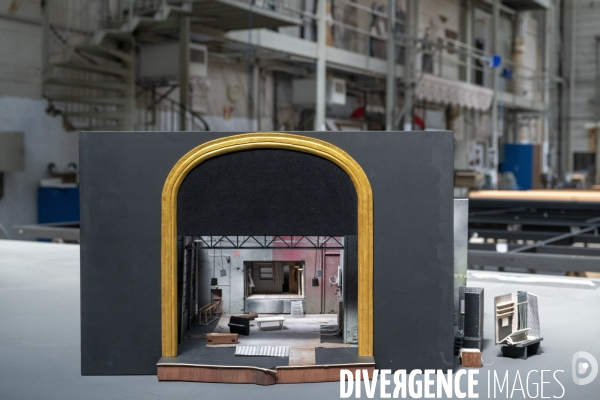Construction du décor du  Suicidé  de Nikolaï Erdman, dans les Ateliers de la Comédie Française, à Sarcelles