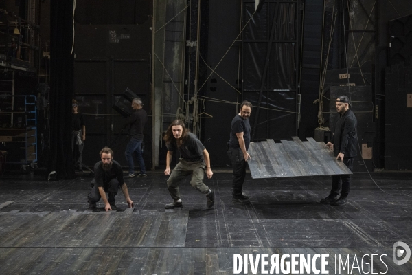 Montage du décor du Suicidé à la Comédie Française, d après Nicolaï Erdman, mise en scène par Stéphane Varupenne. Le décor a ét conçu par Eric Ruf, administateur général du Français.