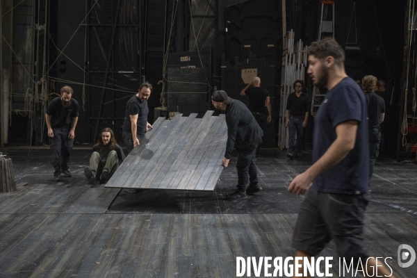 Montage du décor du Suicidé à la Comédie Française, d après Nicolaï Erdman, mise en scène par Stéphane Varupenne. Le décor a ét conçu par Eric Ruf, administateur général du Français.