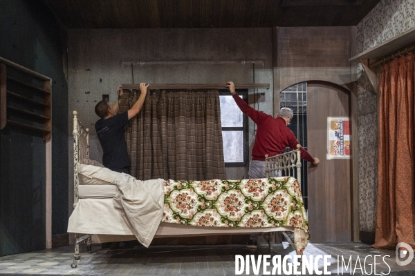 Montage du décor du Suicidé à la Comédie Française, d après Nicolaï Erdman, mise en scène par Stéphane Varupenne. Le décor a ét conçu par Eric Ruf, administateur général du Français.