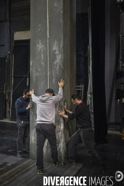 Montage du décor du Suicidé à la Comédie Française, d après Nicolaï Erdman, mise en scène par Stéphane Varupenne. Le décor a ét conçu par Eric Ruf, administateur général du Français.