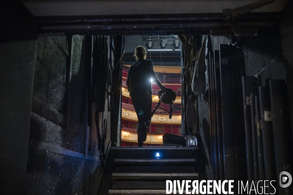 Montage du décor du Suicidé à la Comédie Française, d après Nicolaï Erdman, mise en scène par Stéphane Varupenne. Le décor a ét conçu par Eric Ruf, administateur général du Français.