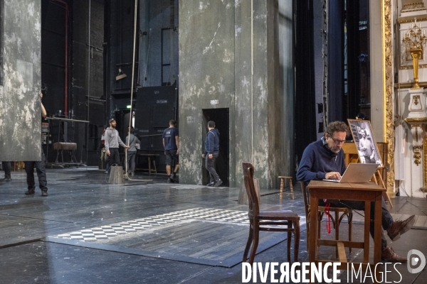 Montage du décor du  Suicidé  à la Comédie Française, d après Nicolaï Erdman, mise en scène par Stéphane Varupenne. Le décor a ét conçu par Eric Ruf, administateur général du Français.