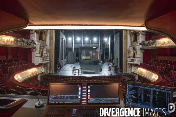 Montage du décor du Suicidé à la Comédie Française, d après Nicolaï Erdman, mise en scène par Stéphane Varupenne. Le décor a ét conçu par Eric Ruf, administateur général du Français.