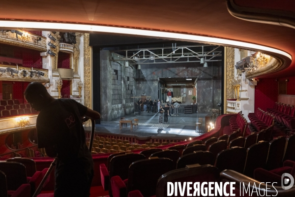 Montage du décor du Suicidé à la Comédie Française, d après Nicolaï Erdman, mise en scène par Stéphane Varupenne. Le décor a ét conçu par Eric Ruf, administateur général du Français.