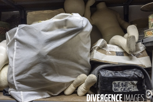 Montage du décor du  Suicidé  à la Comédie Française, d après Nicolaï Erdman, mise en scène par Stéphane Varupenne. Le décor a ét conçu par Eric Ruf, administateur général du Français.