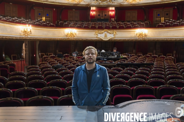 Montage du décor du Suicidé à la Comédie Française, d après Nicolaï Erdman, mise en scène par Stéphane Varupenne. Le décor a ét conçu par Eric Ruf, administateur général du Français.