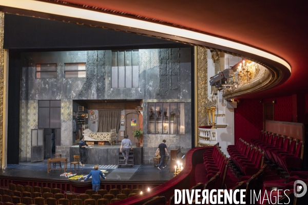 Montage du décor du  Suicidé  à la Comédie Française, d après Nicolaï Erdman, mise en scène par Stéphane Varupenne. Le décor a ét conçu par Eric Ruf, administateur général du Français.