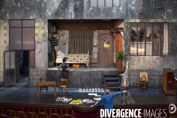 Montage du décor du  Suicidé  à la Comédie Française, d après Nicolaï Erdman, mise en scène par Stéphane Varupenne. Le décor a ét conçu par Eric Ruf, administateur général du Français.