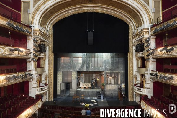 Montage du décor du  Suicidé  à la Comédie Française, d après Nicolaï Erdman, mise en scène par Stéphane Varupenne. Le décor a ét conçu par Eric Ruf, administateur général du Français.