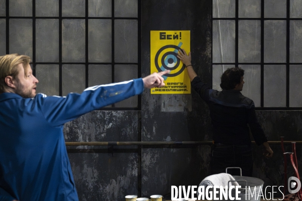 Montage du décor du Suicidé à la Comédie Française, d après Nicolaï Erdman, mise en scène par Stéphane Varupenne. Le décor a ét conçu par Eric Ruf, administateur général du Français.