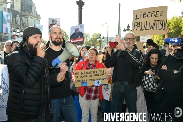 Rassemblement Sea Shepherd en soutien à Paul Watson, à Paris Place de l hotel de ville