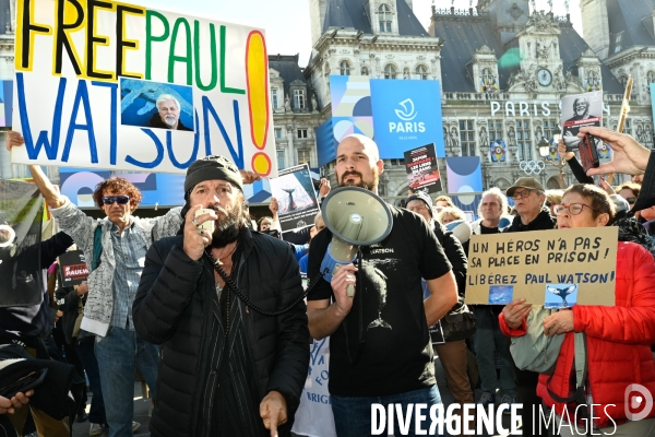 Rassemblement Sea Shepherd en soutien à Paul Watson, à Paris Place de l hotel de ville
