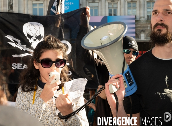 Rassemblement Sea Shepherd en soutien à Paul Watson, à Paris Place de l hotel de ville