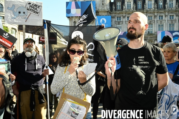 Rassemblement Sea Shepherd en soutien à Paul Watson, à Paris Place de l hotel de ville