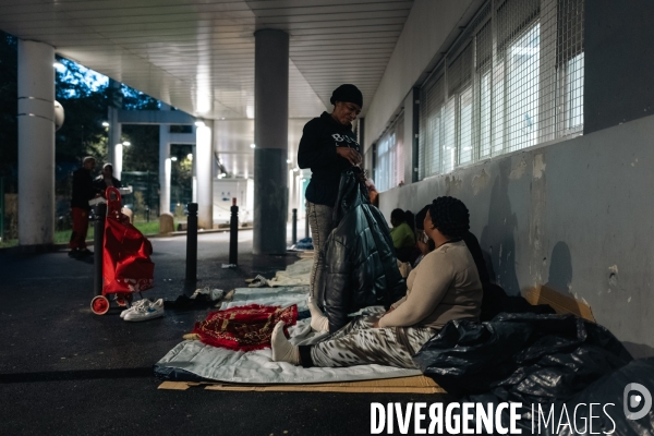Mères remises à la rue avec leurs bébés à Saint Denis