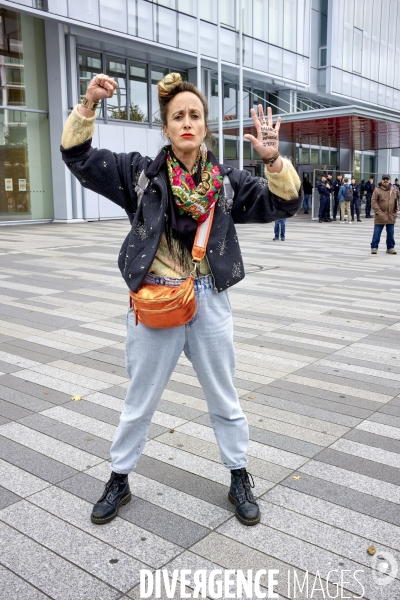 Rassemblement feministe au procès Depardieu