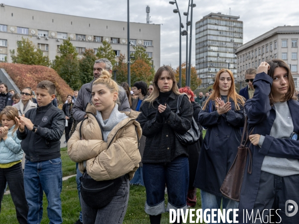 Manifestation à Belgrade pour demander justice après l effondrement d un toit qui a fait 14 morts 