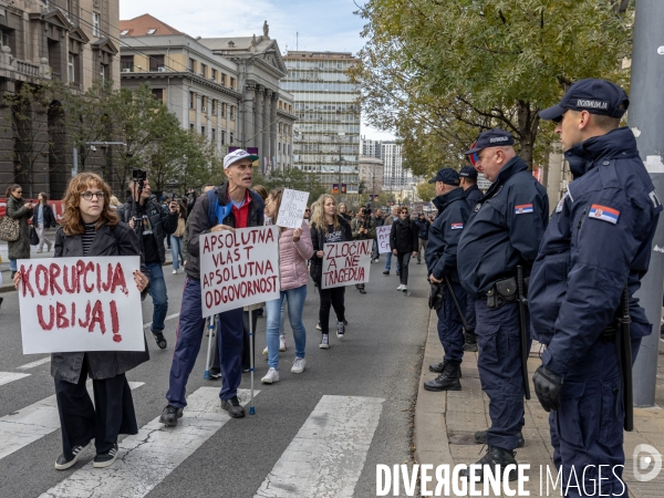 Manifestation à Belgrade pour demander justice après l effondrement d un toit qui a fait 14 morts 