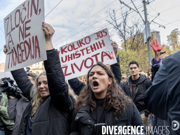 Manifestation à Belgrade pour demander justice après l effondrement d un toit qui a fait 14 morts 