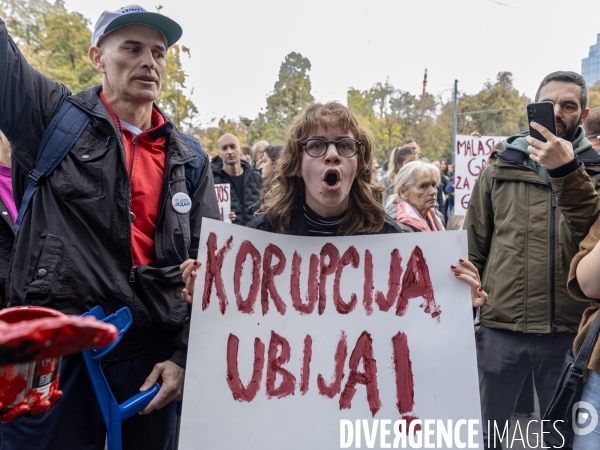 Manifestation à Belgrade pour demander justice après l effondrement d un toit qui a fait 14 morts 