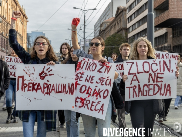 Manifestation à Belgrade pour demander justice après l effondrement d un toit qui a fait 14 morts 