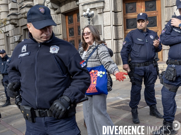 Manifestation à Belgrade pour demander justice après l effondrement d un toit qui a fait 14 morts 