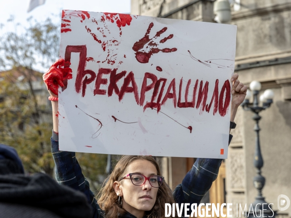 Manifestation à Belgrade pour demander justice après l effondrement d un toit qui a fait 14 morts 