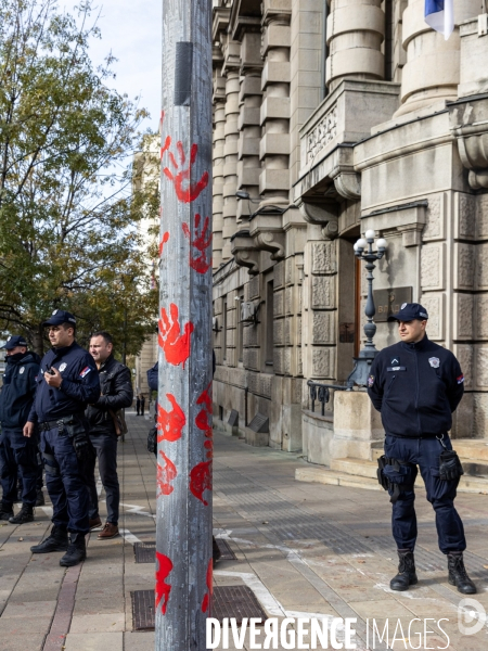 Manifestation à Belgrade pour demander justice après l effondrement d un toit qui a fait 14 morts 