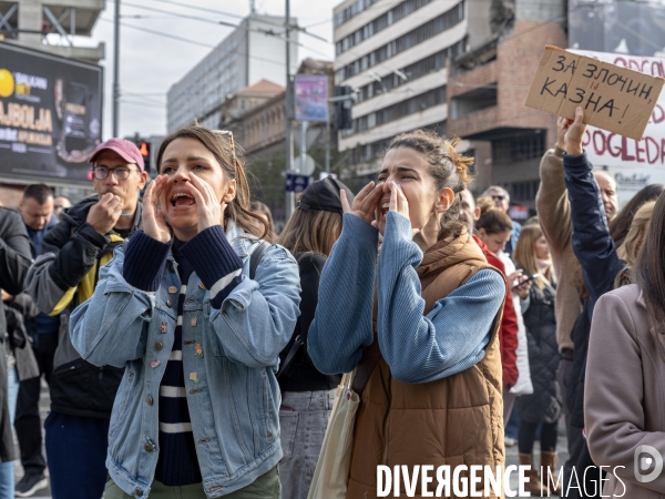 Manifestation à Belgrade pour demander justice après l effondrement d un toit qui a fait 14 morts 