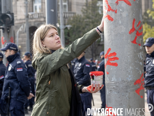 Manifestation à Belgrade pour demander justice après l effondrement d un toit qui a fait 14 morts 