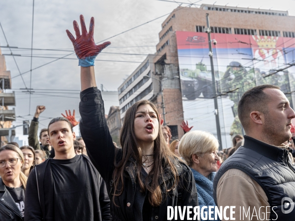 Manifestation à Belgrade pour demander justice après l effondrement d un toit qui a fait 14 morts 