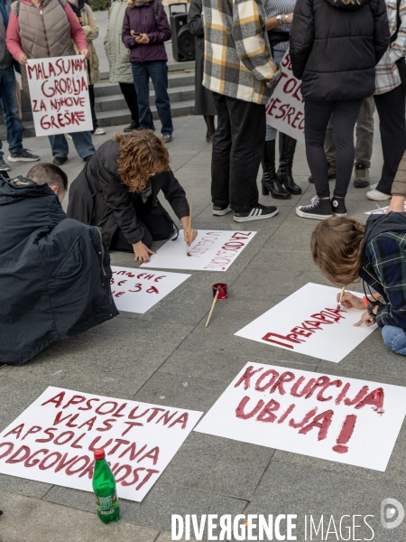Manifestation à Belgrade pour demander justice après l effondrement d un toit qui a fait 14 morts 