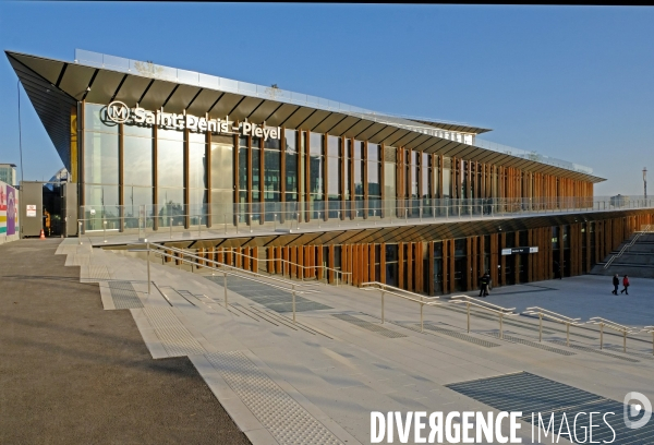La gare Saint denis Pleyel et la passerelle de franchissement ferroviaire