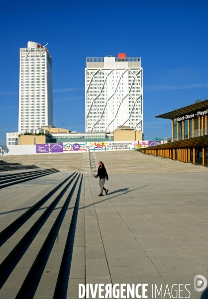 La gare Saint denis Pleyel et la passerelle de franchissement ferroviaire