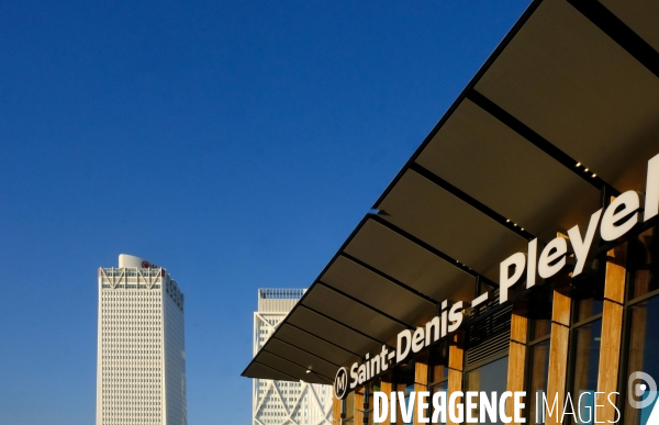 La gare Saint denis Pleyel et la passerelle de franchissement ferroviaire
