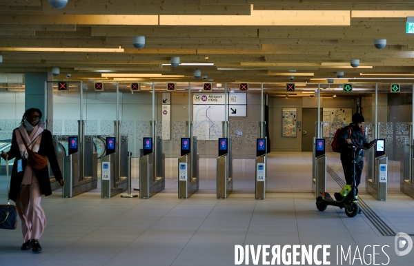 La gare Saint denis Pleyel et la passerelle de franchissement ferroviaire