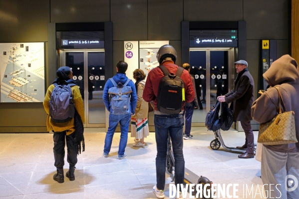 La gare Saint denis Pleyel et la passerelle de franchissement ferroviaire
