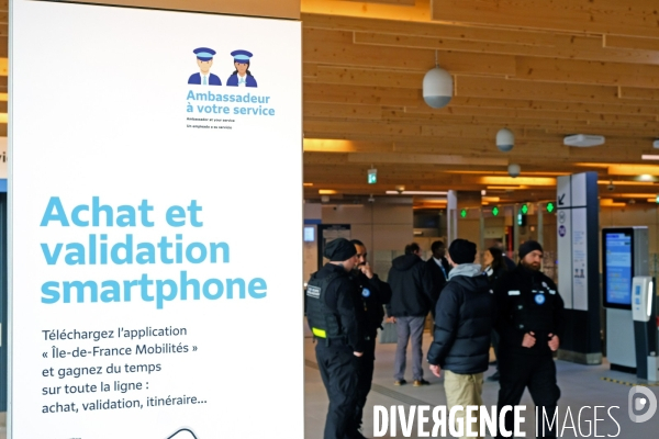 La gare Saint denis Pleyel et la passerelle de franchissement ferroviaire
