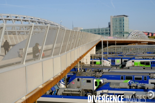 La gare Saint denis Pleyel et la passerelle de franchissement ferroviaire