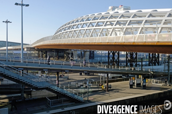 La gare Saint denis Pleyel et la passerelle de franchissement ferroviaire
