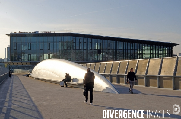 La gare Saint denis Pleyel et la passerelle de franchissement ferroviaire