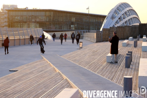 La gare Saint denis Pleyel et la passerelle de franchissement ferroviaire