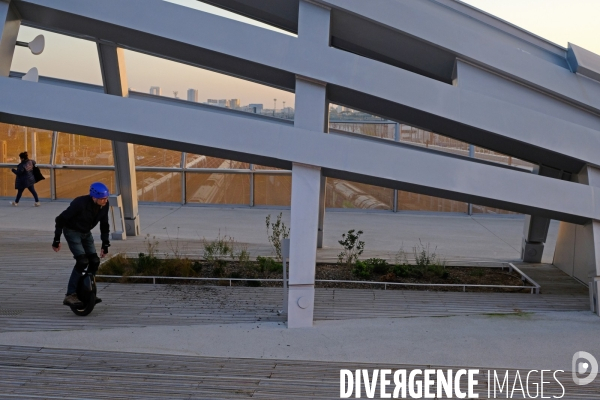 La gare Saint denis Pleyel et la passerelle de franchissement ferroviaire