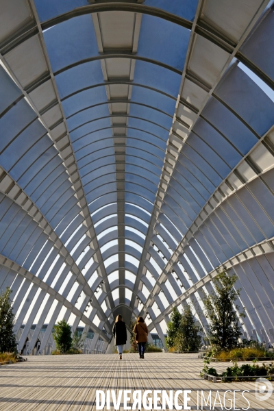 La gare Saint denis Pleyel et la passerelle de franchissement ferroviaire