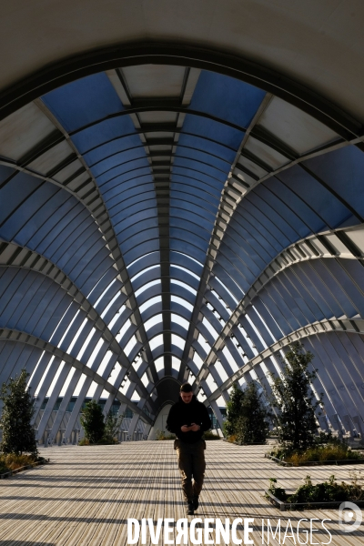 La gare Saint denis Pleyel et la passerelle de franchissement ferroviaire