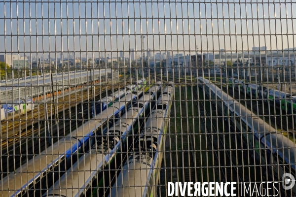 La gare Saint denis Pleyel et la passerelle de franchissement ferroviaire