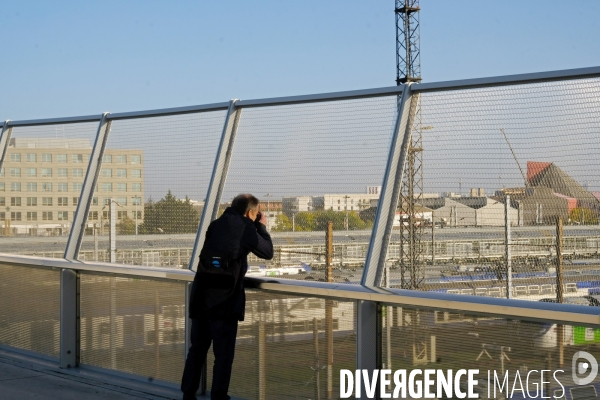 La gare Saint denis Pleyel et la passerelle de franchissement ferroviaire