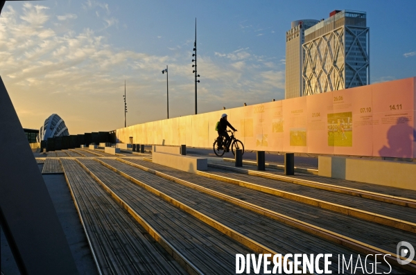 La gare Saint denis Pleyel et la passerelle de franchissement ferroviaire