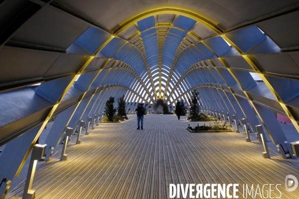 La gare Saint denis Pleyel et la passerelle de franchissement ferroviaire